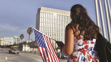Una mujer camina hacia la embajada de los EEUU en La Habana.