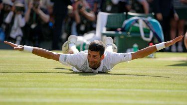 Novak Djokovic celebra tras derrotar a Nick Kyrgios en la final de Wimbledon, el domingo 10 de julio de 2022.