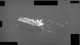 Esta captura de pantalla de un video de la Marina de los EE. UU. muestra embarcaciones de ataque rápido de la Armada del Cuerpo de la Guardia Revolucionaria Islámica de Irán invadiendo el petrolero con bandera panameña Niovi mientras transita por el Estrecho de Ormuz el 3 de mayo de 2023.