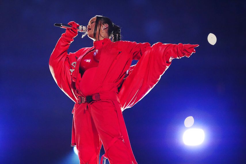Rihanna durante su presentación en el espectáculo de medio tiempo del Super Bowl 57 de la NFL entre los Chiefs de Kansas City y los Eagles de Filadelfia, el domingo 12 de febrero de 2023, en Glendale, Arizona.