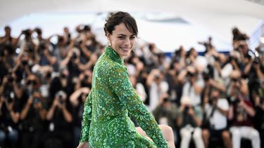 La actriz franco-argentina Berenice Bejo posa durante una sesión fotográfica para Final Cut (¡Coupez!)&nbsp;en la 75ª edición del Festival de Cine de Cannes en Cannes, sur de Francia, el 18 de mayo de 2022. &nbsp;
