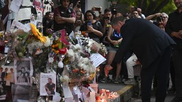 Geoff Payne, a la derecha, padre del exintegrante de One Direction, el cantante Liam Payne, visita un altar improvisado fuera del hotel Casa Sur Hotel donde el artista pop británico murió al precipitarse desde un balcón, en Buenos Aires, Argentina, el viernes 18 de octubre de 2024. &nbsp;