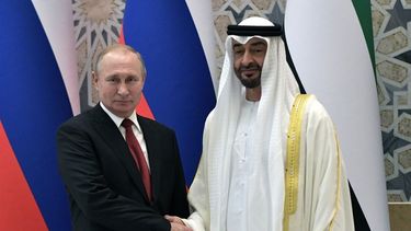 El presidente ruso Vladimir Putin, izquierda, y el presidente de Emiratos Árabes Unidos, Mohamed bin Zayed al-Nahyan posan para la foto durante la recepción oficial en Abu Dhabi, Emiratos Árabes Unidos, martes 15 de octubre de 2019.&nbsp;