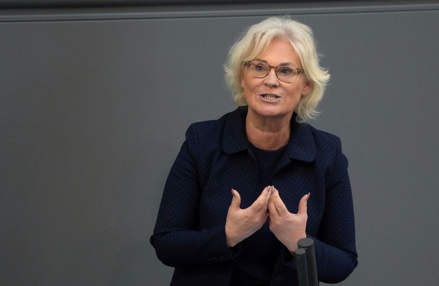 La ministra de Defensa de Alemania, Christine Lambrecht, pronuncia un discurso durante una reunión del parlamento federal alemán, Bundestag