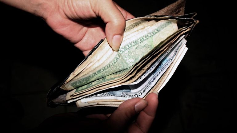 El sueldo mínimo se estableció en enero en 2.100 pesos mensuales (87 dólares) al cambio oficial de 24 pesos pero en el mercado negro el dólar se cotiza sobre 65 y los precios se han multiplicado