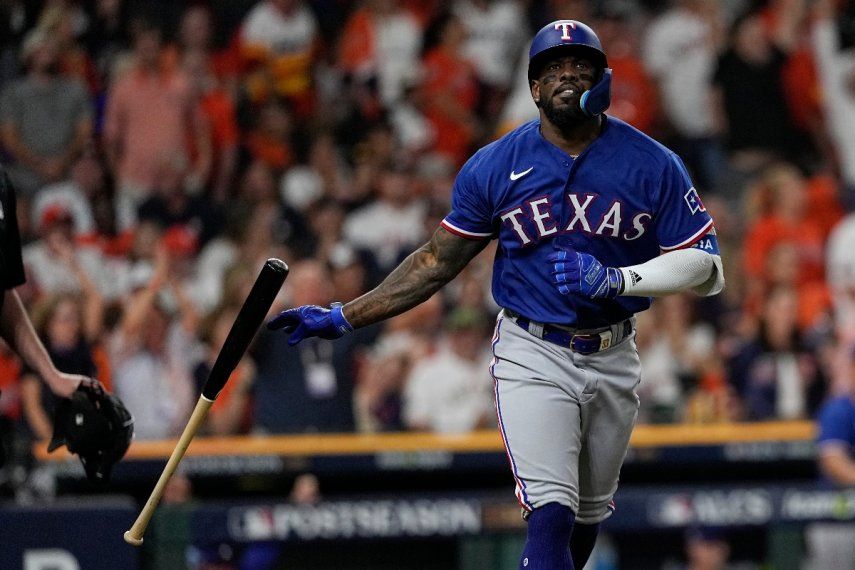 Adolis García de los Rangers de Texas reacciona luego de conectar grand slam en la novena entrada del 6to juego de la Serie de Campeonato de la Liga Americana ante los Astros de Houston, en Houston, el domingo 22 de octubre de 2023.