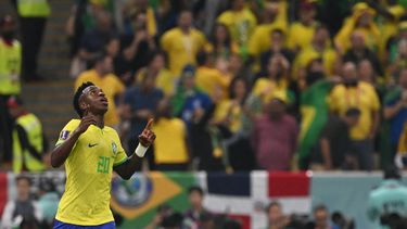 El delantero brasileño Vinícius Júnior celebra después de que Richarlison anotó el primer gol de su equipo durante el partido de fútbol del Grupo G de la Copa Mundial Catar 2022 entre Brasil y Serbia.
