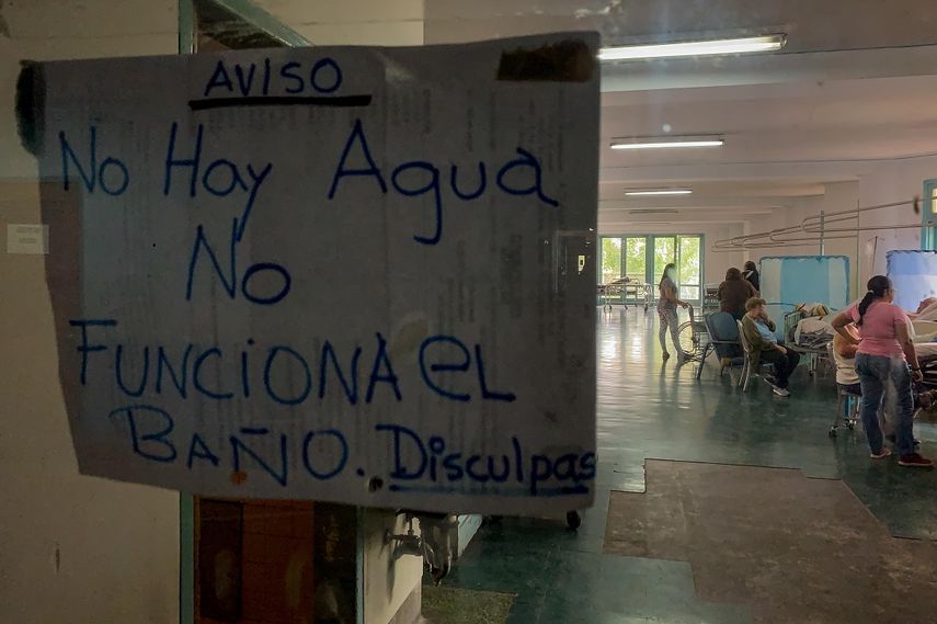 Un aviso en la entrada de un área de recuperación de pacientes del hospital Universitario, en Caracas (Venezuela).&nbsp;