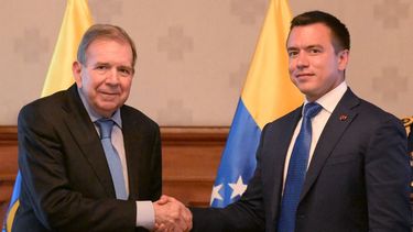 El presidente de Ecuador, Daniel Noboa (R), y el presidente electo de Venezuela, Edmundo González Urrutia, se dan la mano en el Palacio de Carondelet en Quito, Ecuador, el 28 de enero de 2025.&nbsp;