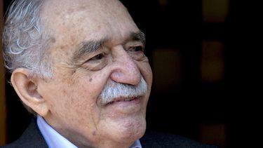En esta foto del 6 de marzo de 2014, el escritor colombiano Gabriel García Márquez saluda a simpatizantes suyos y periodistas fuera de su casa en el día de su cumpleaños 87. El escritor falleció en Ciudad de México, el jueves 17 de abril de 2014. (AP)