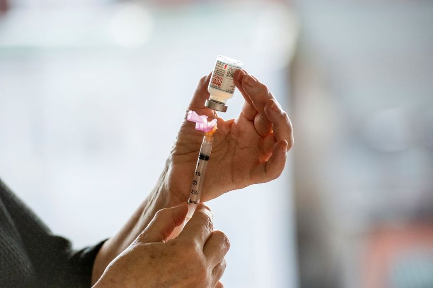 Una empelada de la salud prepara una dosis de la vacuna anticovid.