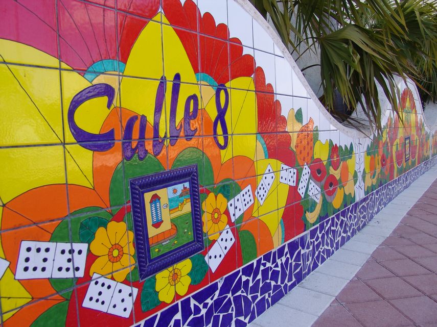 Color, mosaicos de los artistas Hermanos Currás, en Calle 8, Miami.
