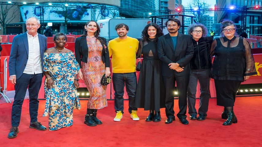 El director australiano Rolf de Heer, la actriz australiana Mwajemi Hussein, la compositora Anna Liebzeit, el director de fotografía Maxx Corkindale&nbsp; y la productora Julie Byrne llegan a la alfombra roja para la película The Survival of Kindness de Rolf de Heer en competencia en la Berlinale, el primer gran festival de cine del año en Europa, el 17 de febrero de 2023 en Berlín.