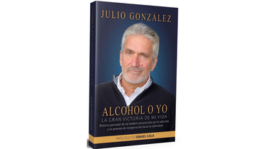 Julio González presenta su libro Alcohol o yo, la gran victoria de mi vida. 