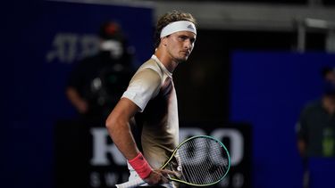 El tenista alemán Alexander Zverev reacciona durante su choque con el estadounidense Jenson Brooksby, en el Abierto Mexicano, en Acapulco