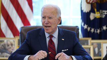 El presidente Joe Biden firma una serie de decretos en la Casa Blanca, Washington.&nbsp;