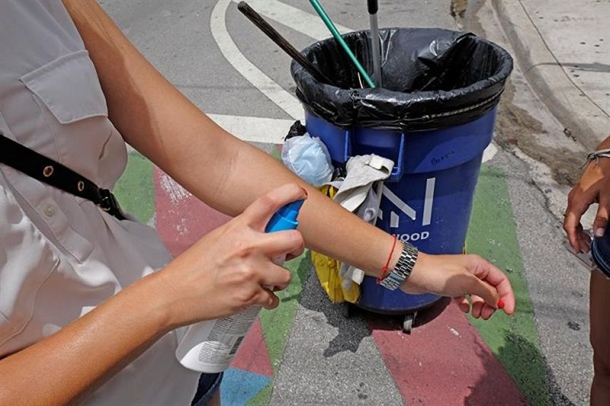 Una mujer utiliza un repelente de mosquitos para evitar el contagio del virus del Zika, en el barrio Wynwood, Miami  (EFE)