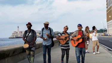 Cantantes cubanos cantan un bolero en el malecón de La Habana, el 4 de diciembre de 2023. La Unesco declaró este género musical cubano y mexicano como patrimonio inmeterial de la humanidad. &nbsp;