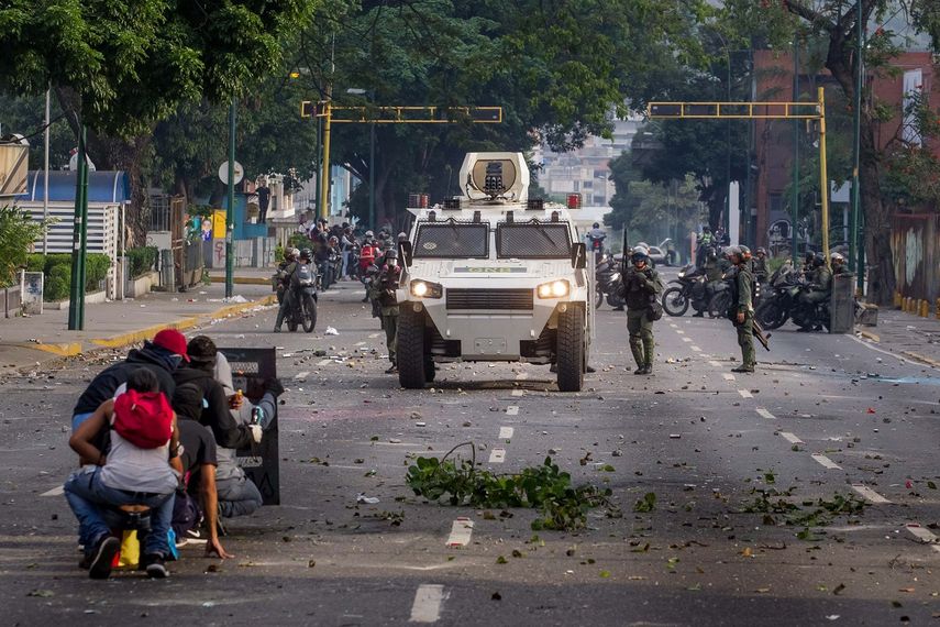 Manifestantes se enfrentan con la Guardia Nacional Bolivariana este miércoles 19 de abril de 2017, en Caracas, Venezuela.