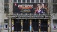 Una mujer frente a un teatro cerrado en Amberes, Bélgica, el 27 de diciembre de 2021. Representantes de actores, artistas y operadores de cine en Bélgica han manifestado su inconformidad con la decisión del Gobierno de cerrar salas de cine y otros centros culturales por preocupaciones sobre el coronavirus.