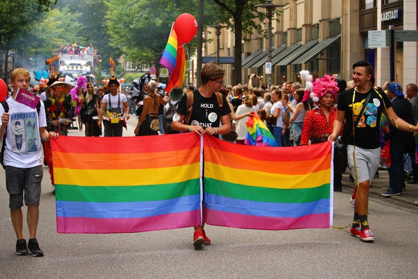 La comunidad LGBTQ se reúne vía zoom.