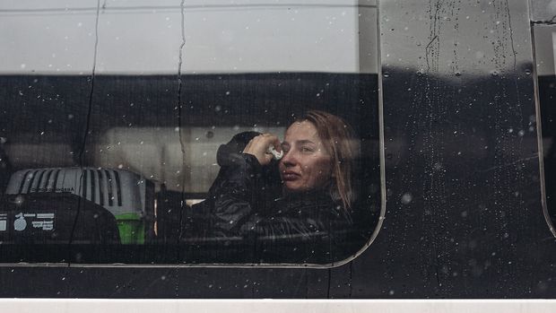 Una mujer llora dentro de uno de los vagones del tren de evacuación que salen de la estación de tren de Kiev, a 1 de marzo de 2022, en Kiev (Ucrania).  - Diego Herrera / Europa Press