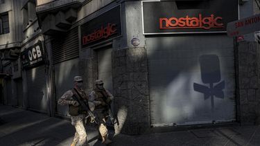 Soldados patrullan una calle para asegurar el cumplimiento de la poblaci&oacute;n de una cuarentena en medio de la pandemia del nuevo coronavirus, en Santiago de Chile, el s&aacute;bado 18 de abril de 2020.&nbsp;