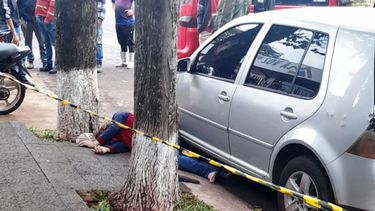 El periodista paraguayo Humberto Coronel yace muerto en el suelo luego de ser asesinado por dos hombres que circulaban en una motocicleta en Paraguay, el 6 de septiembre de 2022.