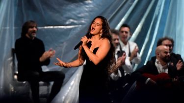 La cantante española Rosalía actúa durante la 24ª ceremonia anual de los Premios Grammy Latinos en el Centro de Conferencias y Exposiciones (FIBES) de Sevilla el 16 de noviembre de 2023.&nbsp;