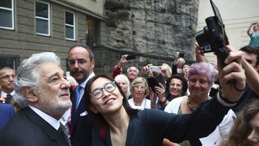 Plácido Domingo posa para fotografías en la casa de ópera Festspielhaus después de interpretar Luisa Miller de Giuseppe Verdi en Salzburgo, Austria, el domingo 25 de agosto de 2019.&nbsp;