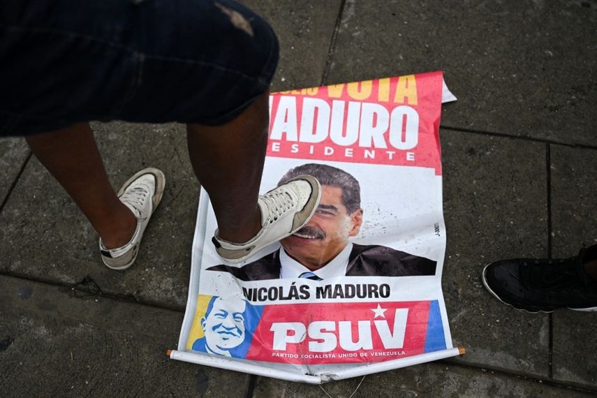 Un opositor al régimen de Venezuela pisa un cartel de campaña electoral con la imagen de Nicolás Maduro durante una protesta en el barrio de Petare en Caracas el 29 de julio de 2024, un día después de las elecciones presidenciales venezolanas.&nbsp;