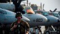 El técnico de eliminación de artefactos explosivos de tercera clase Ethan Tews cruza la cubierta de vuelo del portaaviones Ronald Reagan para abordar un helicóptero MH-60S SeaHawk y partir rumbo a un petrolero que fue atacado frente a las costas de Omán, en el Mar Arábigo. El técnico de eliminación de artefactos explosivos de tercera clase Ethan Tews cruza la cubierta de vuelo del portaaviones Ronald Reagan para abordar un helicóptero MH-60S SeaHawk y partir rumbo a un petrolero que fue atacado frente a las costas de Omán, en el Mar Arábigo.
