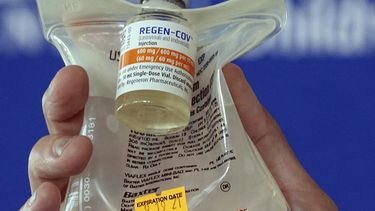 Un doctor sostiene una intravenosa del medicamento de anticuerpos monoclonales de Regeneron durante una conferencia de prensa, el jueves 19 de agosto de 2021, en Ford Lauderdale, Florida.&nbsp;