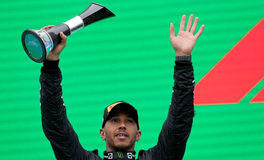 El piloto británico de Mercedes, Lewis Hamilton celebra el podio en el GP de Hungría