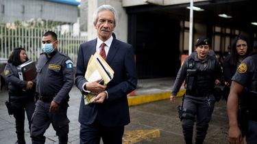 El periodista José Rubén Zamora es escoltado por la policía después de terminar el primer día de su juicio por cargos de lavado de dinero, en Ciudad de Guatemala.