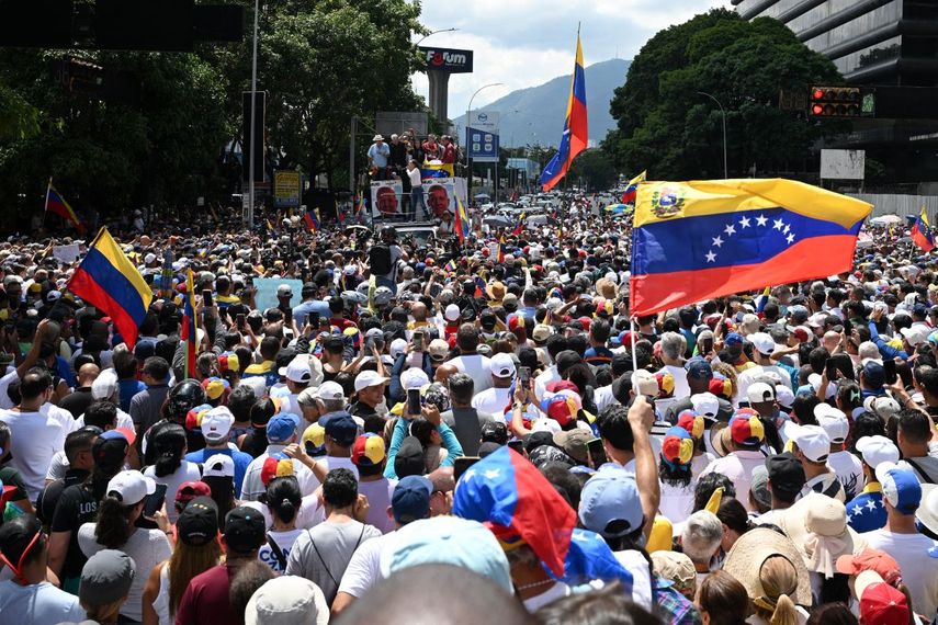 La líder de la oposición venezolana María Corina Machado (C) se dirige a sus partidarios desde lo alto de un camión durante una protesta convocada por la oposición para que se reconozca la victoria electoral, en Caracas el 17 de agosto de 2024.&nbsp;&nbsp;