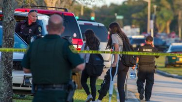 Jóvenes salen de la escuela secundaria Marjory Stoneman Douglas de la ciudad de Parkland, en el sureste de&nbsp;Florida.