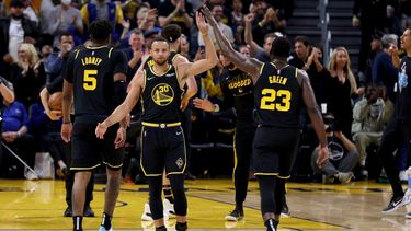 El jugador de los Warriors de Golden State Stephen Curry (30) recibe la felicitación de su compañero Draymond Green (23) en un tiempo muerto de la primera mitad del quinto juego de la serie de primera ronda del playoff que enfrentó a su equipo con los Nuggets de Denver, en San Francisco, el 27 de abril de 2022.&nbsp;