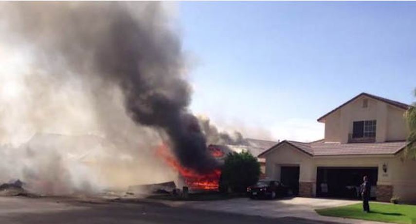 Reportes de televisión mostraron al menos una vivienda en llamas en una calle residencial de Imperial, al este de San Diego. (Captura de video de YouTube)