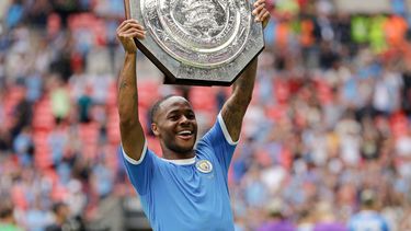 Raheem Sterling del Manchester City alza el trofeo del Community Shield del fútbol inglés tras derrotar a Liverpool el 4 de agosto de 2019. 