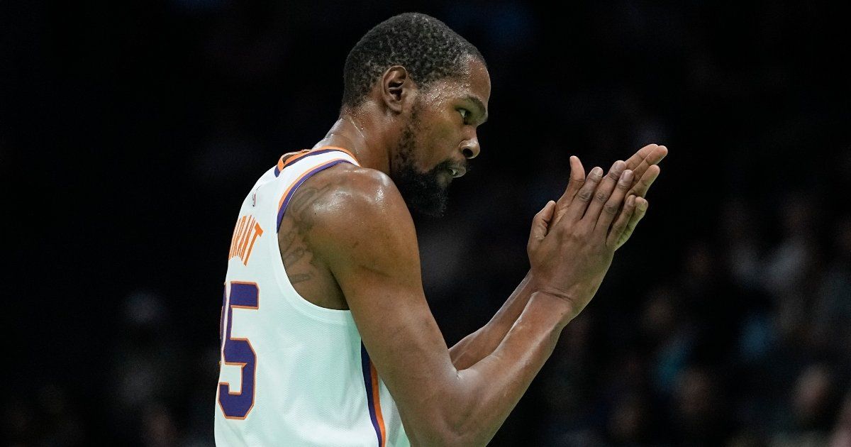 Durant debuts with Phoenix and gives a full performance