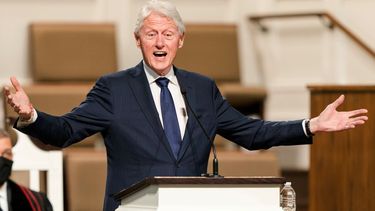 El expresidente Bill Clinton habla durante los servicios funerarios de Henry Hank Aaron, en la Iglesia Bautista de la Amistad, en Atlanta.