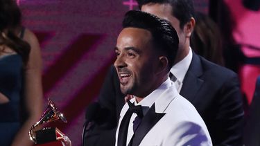 Luis Fonsi sostiene su premio por Grabación del Año durante los XVIII Premios&nbsp;Grammy&nbsp;Latinos este jueves 16 de noviembre de 2017, celebrados en el MGM Grand Garden Arena de Las Vegas, Nevada.