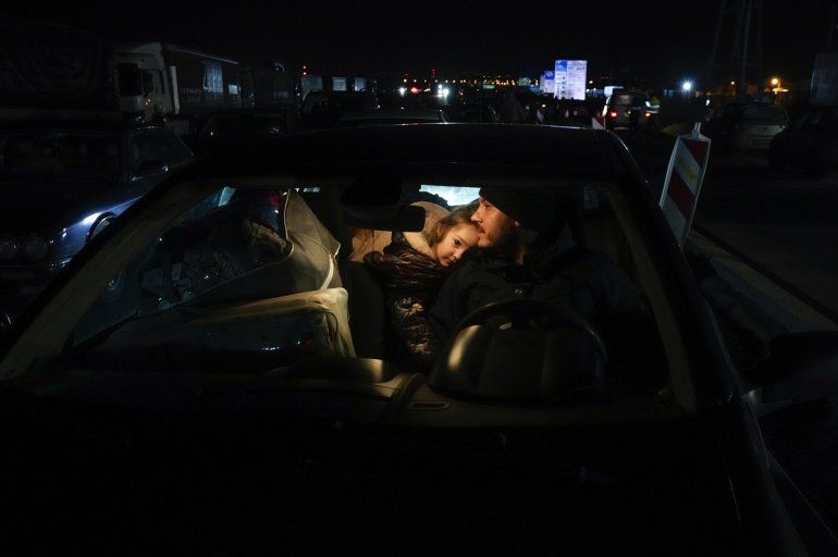 Gente que huye de la invasión rusa de Ucrania se reencuentra con su familia en el paso fronterizo de Medyka, en el suroeste de Polonia, el 25 de febrero de 2022. 