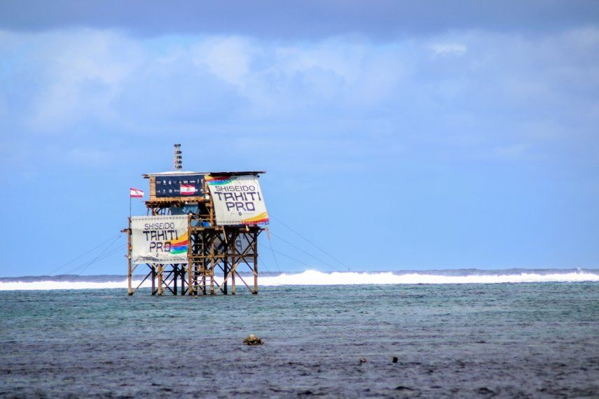 La torre de jueces aparece durante la competencia de surf Tahití Pro, un evento de prueba para los Juegos Olímpicos de París 2024, en la playa de Teahupoo, Polinesia Francesa en el Océano Pacífico, el viernes 11 de agosto de 2023.&nbsp;