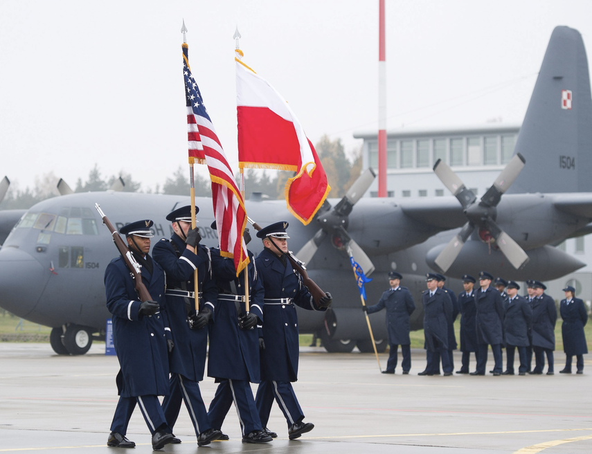 Fotografía de archivo, cuando en 2012 militares estadounidenses participaron en una ceremonia para dar la bienvenida al primer contingente&nbsp;militar&nbsp;de Estados Unidos con&nbsp;presencia estable en&nbsp;Polonia, en la base de Lask, en el centro de&nbsp;Polonia.