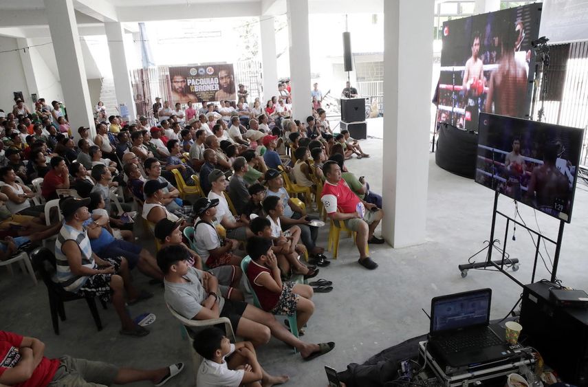 Los aficionados filipinos mostraron su apoyo a Pacquiao desde su tierra natal.