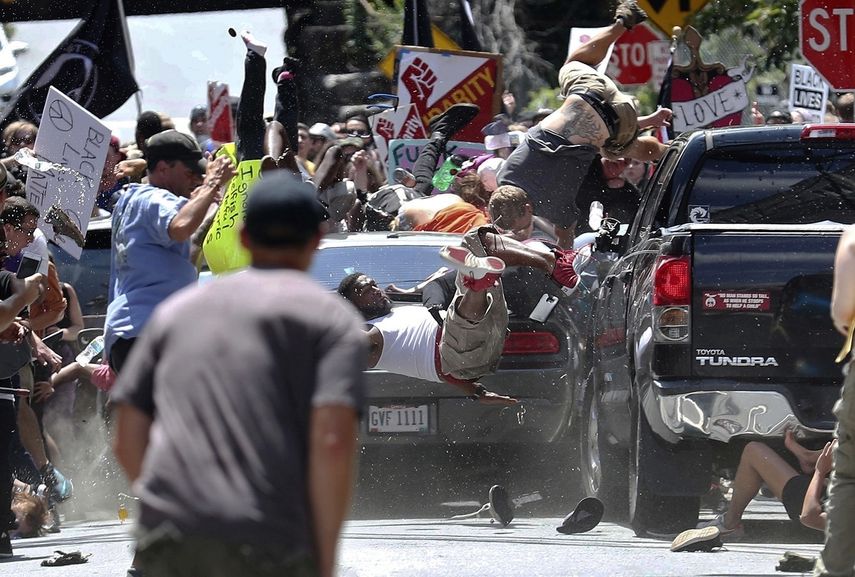 Fotografía fechada el 12 de agosto de 2017 de un vehículo que se lanza contra un grupo de personas que protestaba por un mitin de nacionalistas blancos en Charlottesville, Virginia.