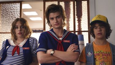 Stranger Things 3, disponible en Netflix desde el 4 de julio, retoma la historia casi un año más tarde, durante el verano de 1985.