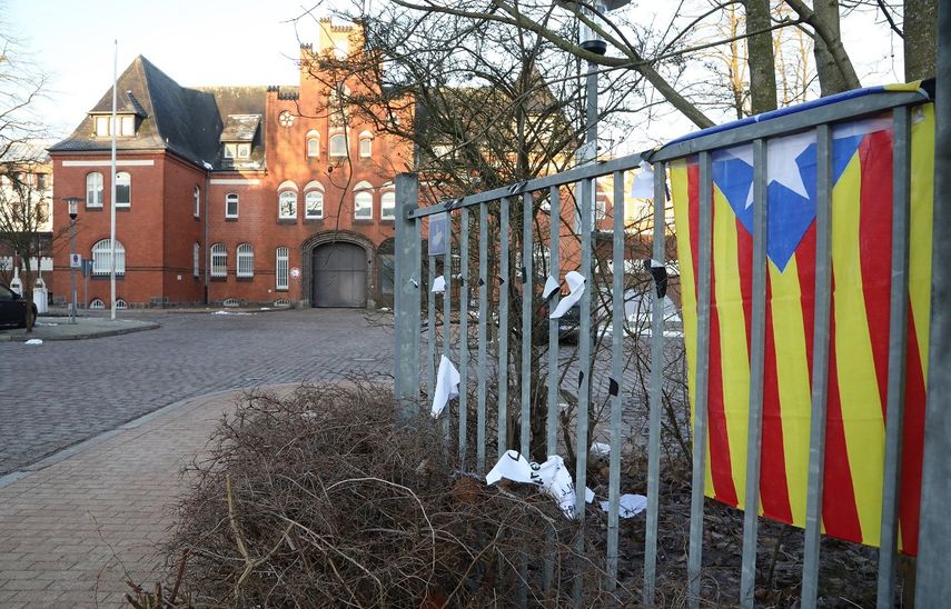 Una estelada (izq) colocada cerca de la prisión de Neumünster (Alemania), donde el expresidente de la Generalitat catalana Carles&nbsp;Puigdemont permanece detenido.